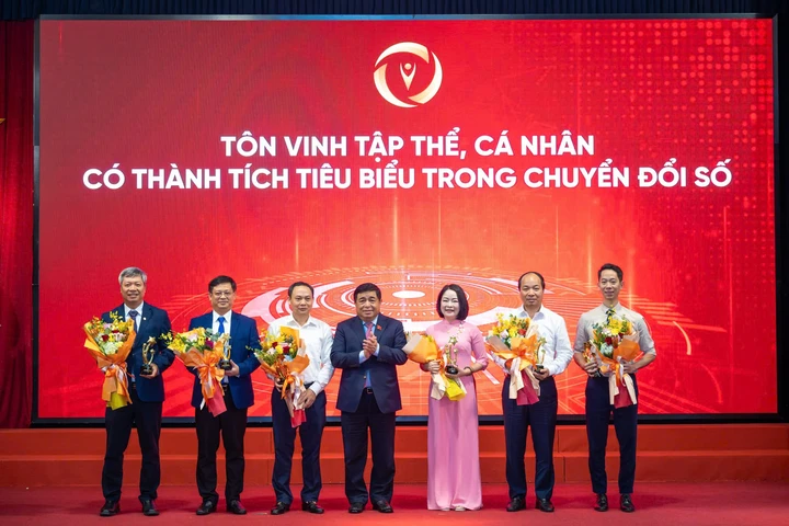 Hà Nội lần đầu tiên dẫn đầu cả nước về chuyển đổi số - Ảnh 1.