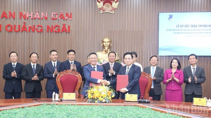 Quảng Ngãi và VNPT hợp tác toàn diện về phát triển khoa học công nghệ, đổi mới sáng tạo và chuyển đổi số - Ảnh 1.