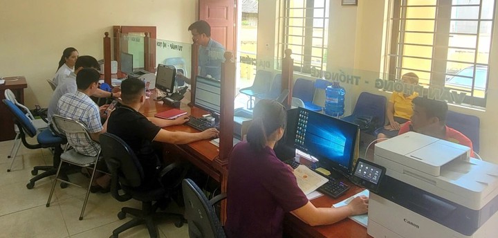 Xóa “lõm” sóng, xây chính quyền số từ thôn bản- Ảnh 2. Xóa “lõm” sóng, xây chính quyền số từ thôn bản- Ảnh 2.