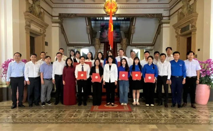 Lãnh đạo TPHCM trao đổi, lắng nghe những kiến nghị của các nhà khoa học trẻ - Ảnh 2.