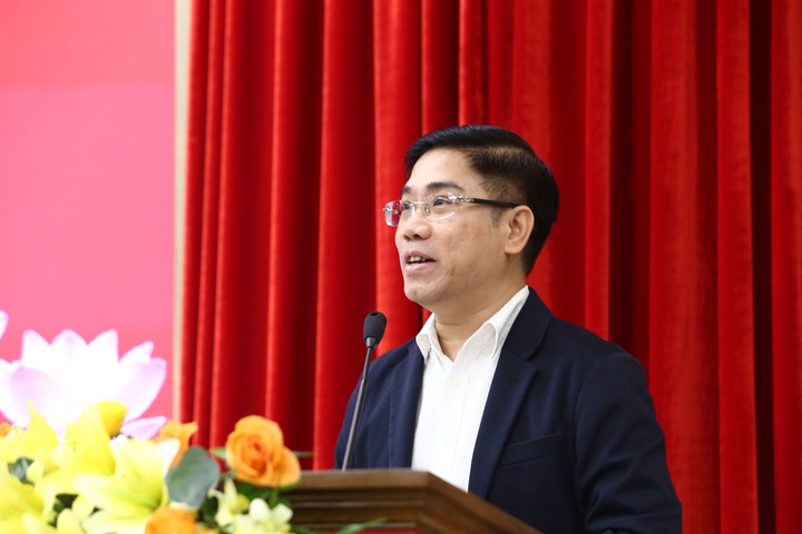 TS. Đào Ngọc Báu, Viện trưởng Viện Chính trị và Quan hệ quốc tế, Học viện Chính trị quốc gia Hồ Chí Minh phát biểu tại Hội thảo. TS. Đào Ngọc Báu, Viện trưởng Viện Chính trị và Quan hệ quốc tế, Học viện Chính trị quốc gia Hồ Chí Minh phát biểu tại Hội thảo.