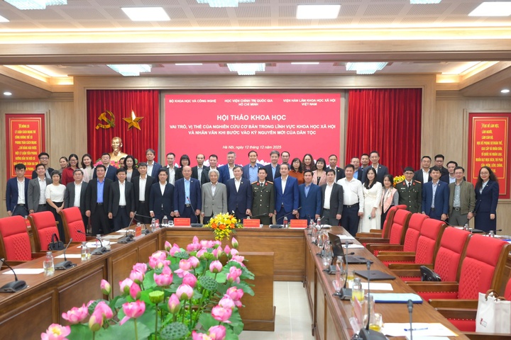 Các đại biểu chụp ảnh kỷ niệm. Các đại biểu chụp ảnh kỷ niệm.