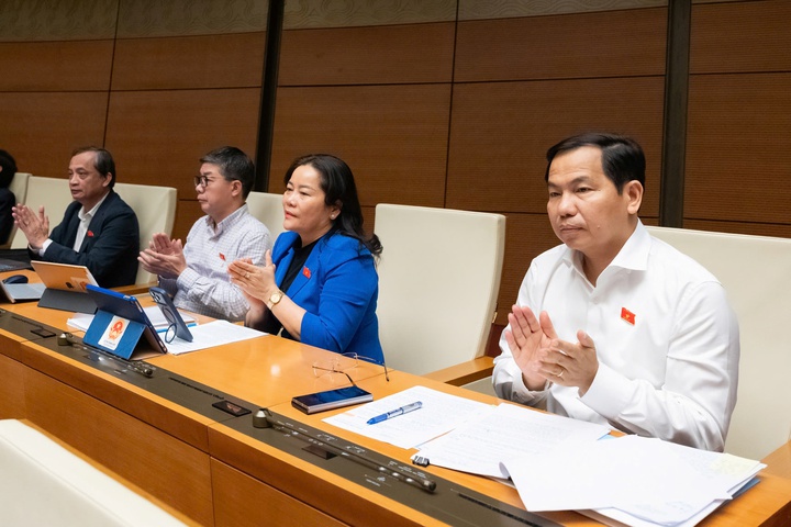 Quốc hội th&ocirc;ng qua Luật Tr&iacute; tuệ nh&acirc;n tạo: Chỉ điều chỉnh đầu ra v&agrave; h&agrave;nh vi sử dụng tr&iacute; tuệ nh&acirc;n tạo, kh&ocirc;ng cản trở đổi mới s&aacute;ng tạo - Ảnh 4.