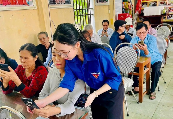 Người cao tuổi - từ "ngại công nghệ" trở thành chủ thể của chuyển đổi số- Ảnh 1. Người cao tuổi - từ "ngại công nghệ" trở thành chủ thể của chuyển đổi số- Ảnh 1.