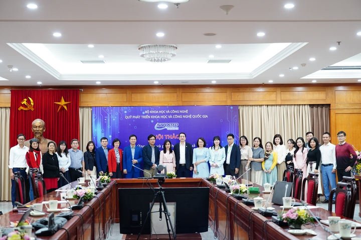 Các đại biểu chụp ảnh kỷ niệm.