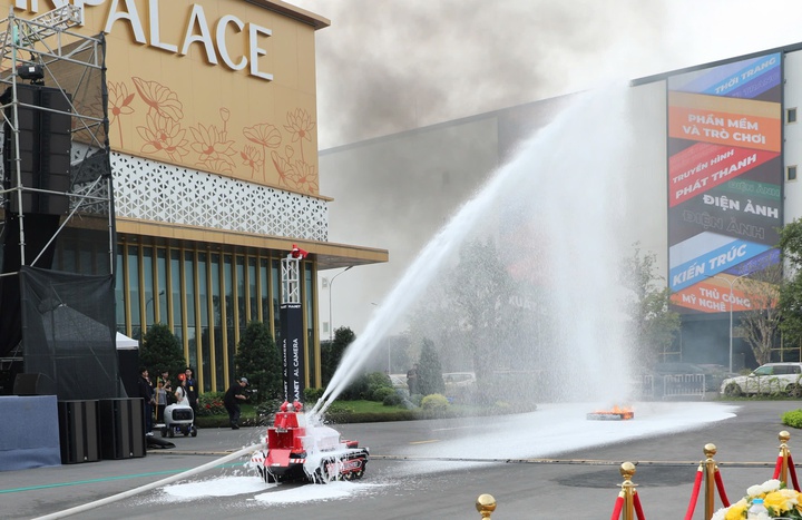 Ấn tượng robot, UAV v&agrave; AI tr&igrave;nh diễn tại Make in Viet Nam 2025- Ảnh 1.