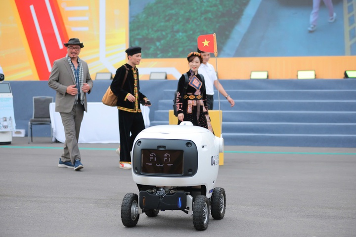 Ấn tượng robot, UAV v&agrave; AI tr&igrave;nh diễn tại Make in Viet Nam 2025- Ảnh 2.