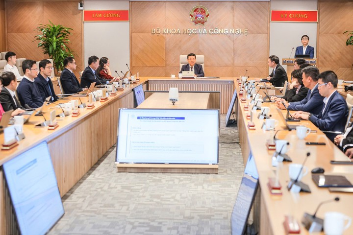 Để mỗi cán bộ xã có một 'huấn luyện viên', biết dùng công nghệ giải quyết nỗi đau người dân - Ảnh 1.