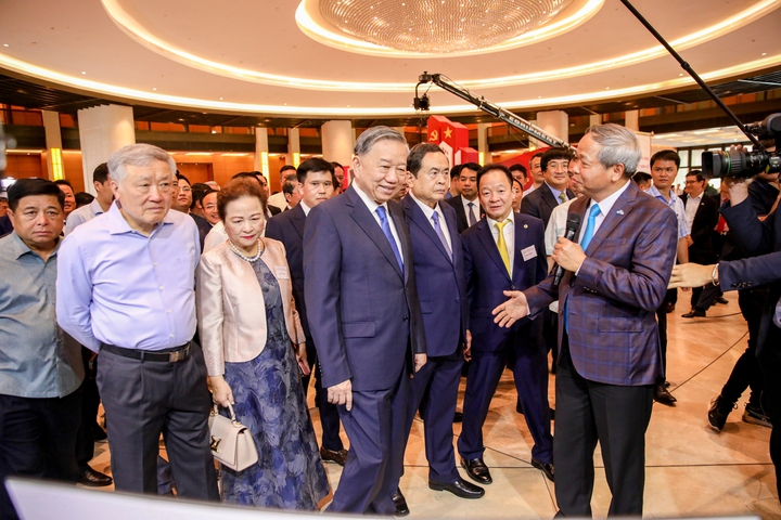 CMC ti&ecirc;n phong đ&ocirc;̣t phá c&ocirc;ng ngh&ecirc;̣, thúc đ&acirc;̉y kinh t&ecirc;́ tư nh&acirc;n và chuy&ecirc;̉n đ&ocirc;̉i s&ocirc;́ qu&ocirc;́c gia  - Ảnh 1.