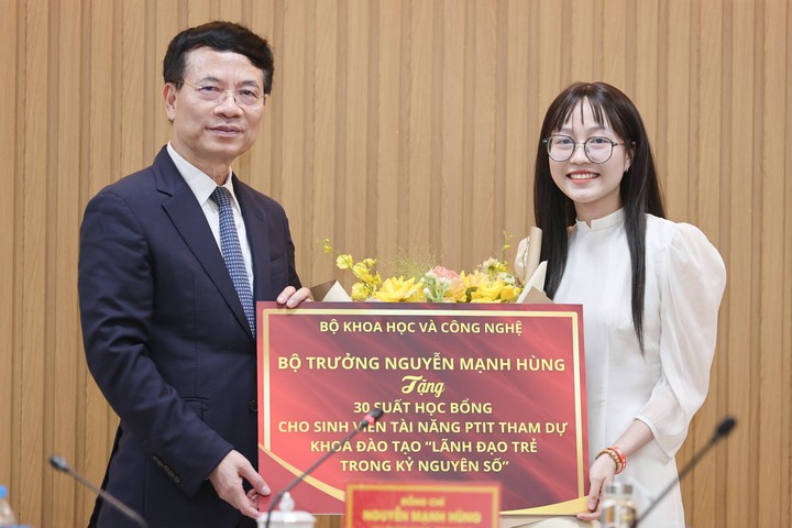 Bộ trưởng Nguyễn Mạnh Hùng: PTIT muốn lớn nhanh thì phải hợp tác - Ảnh 2.
