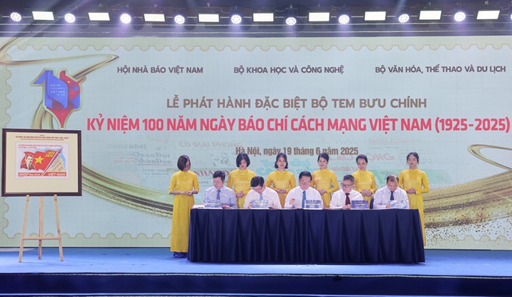 Phát hành đặc biệt bộ tem bưu chính "Kỷ niệm 100 năm Ngày Báo chí cách mạng Việt Nam" - Ảnh 1.