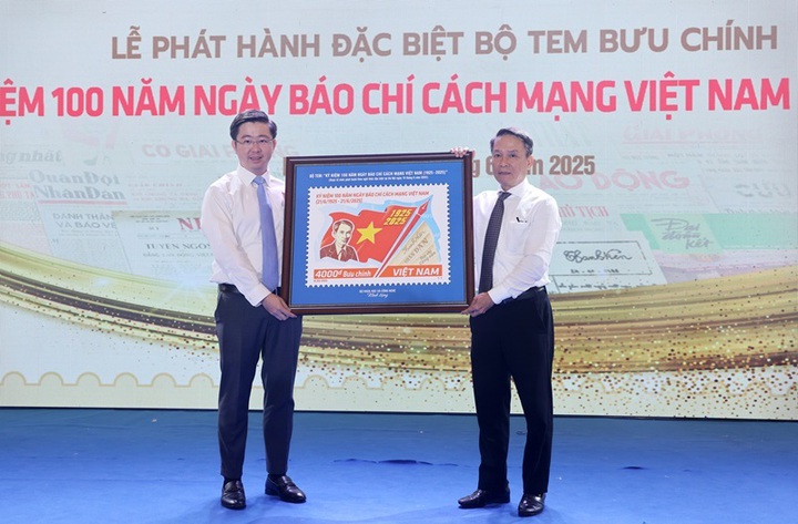 Phát hành đặc biệt bộ tem bưu chính "Kỷ niệm 100 năm Ngày Báo chí cách mạng Việt Nam" - Ảnh 2.