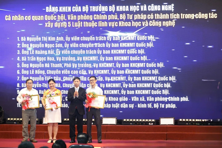 Vinh danh các tập thể, cá nhân tiêu biểu đóng góp vào hành trình lập pháp và chuyển đổi số ngành KH&CN - Ảnh 5.