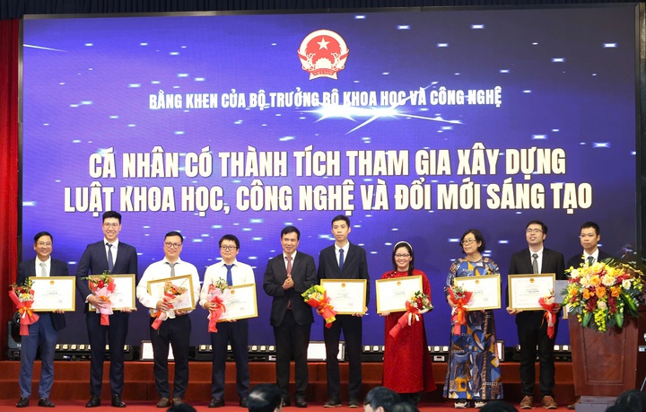 Vinh danh các tập thể, cá nhân tiêu biểu đóng góp vào hành trình lập pháp và chuyển đổi số ngành KH&CN - Ảnh 7.