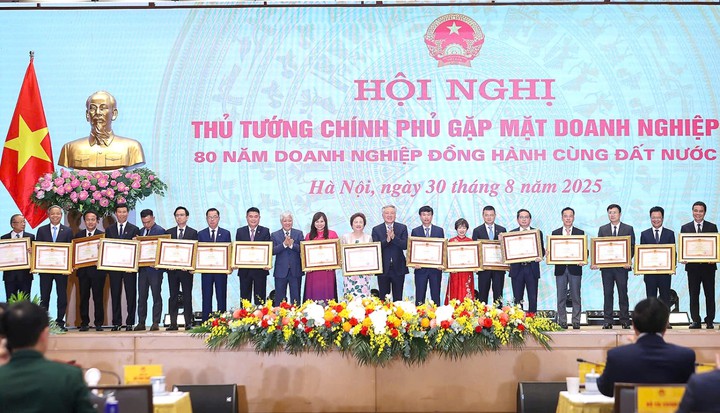 CMC vinh dự đón nhận Bằng khen Thủ tướng Chính phủ trong dịp kỉ niệm 80 năm Quốc khánh - Ảnh 2.