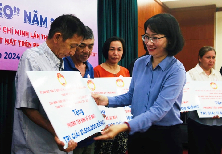 TPHCM: Phấn đấu năm 2025 kh&ocirc;ng c&ograve;n hộ ngh&egrave;o theo chuẩn của Th&agrave;nh phố - Ảnh 1.