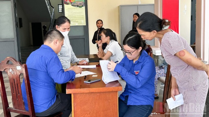 Sinh viên ngược núi hỗ trợ chính quyền địa phương - Ảnh 1.