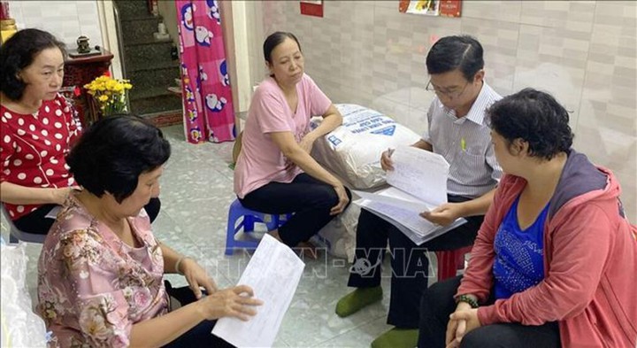 TP HCM giảm ngh&egrave;o vượt tiến độ: M&oacute;n qu&agrave; &yacute; nghĩa d&agrave;nh tặng người d&acirc;n - Ảnh 1.