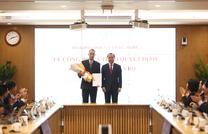 Bộ Khoa học v&agrave; C&ocirc;ng nghệ c&ocirc;ng bố, trao quyết định về c&ocirc;ng t&aacute;c c&aacute;n bộ - Ảnh 2.