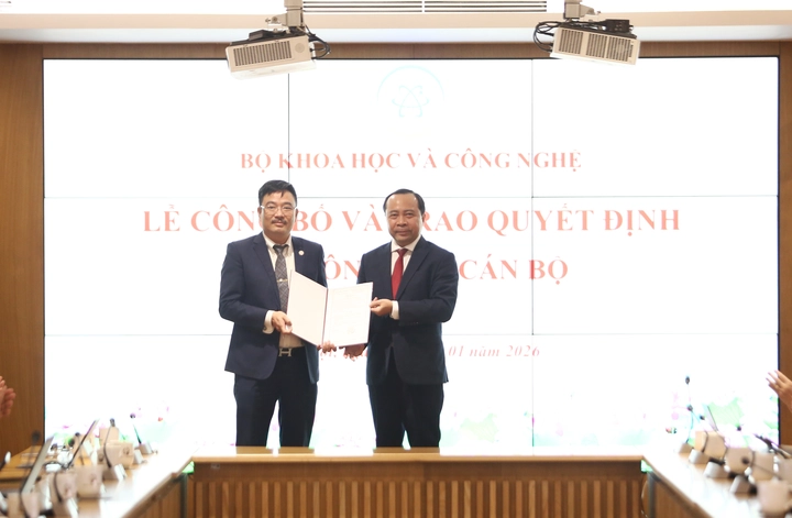 Bộ Khoa học v&agrave; C&ocirc;ng nghệ c&ocirc;ng bố, trao quyết định về c&ocirc;ng t&aacute;c c&aacute;n bộ - Ảnh 1.