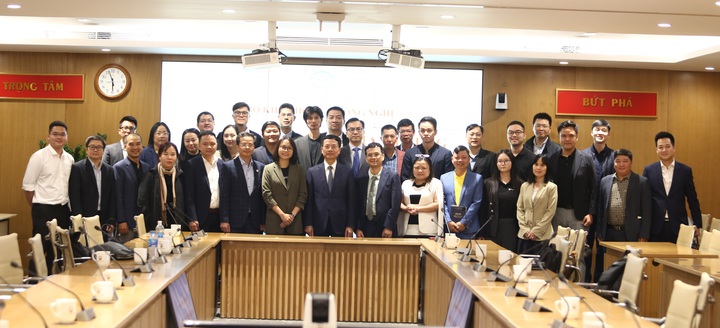 Bộ trưởng Nguyễn Mạnh Hùng chụp ảnh lưu niệm với các startup về AI.