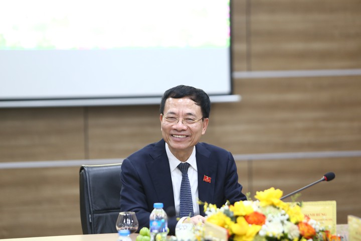 Bộ trưởng Nguyễn Mạnh Hùng chúc mừng các đồng chí Ủy viên Trung ương Đảng trưởng thành từ lĩnh vực khoa học và công nghệ- Ảnh 2.