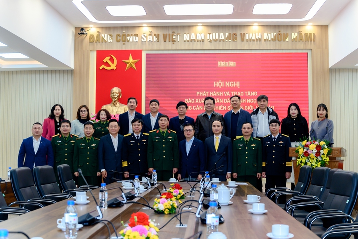 Bưu điện Việt Nam đưa Báo Xuân Nhân Dân 2026 đến cán bộ, chiến sĩ tại biên giới, hải đảo- Ảnh 2. Bưu điện Việt Nam đưa Báo Xuân Nhân Dân 2026 đến cán bộ, chiến sĩ tại biên giới, hải đảo- Ảnh 2.