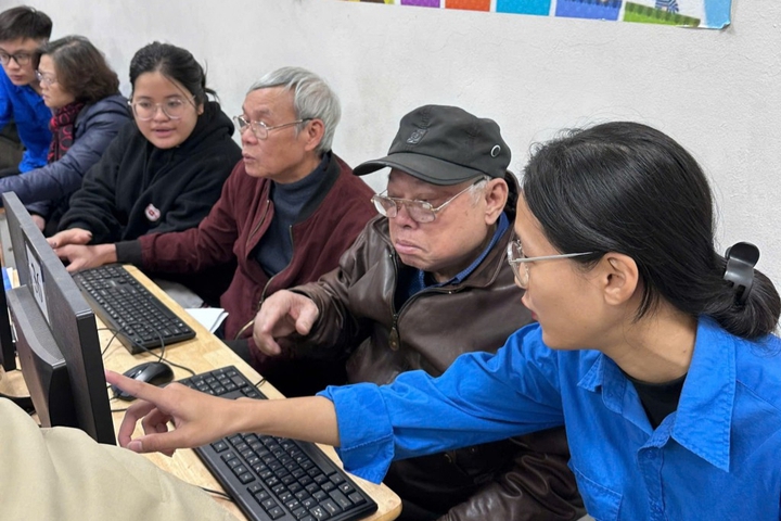 Khi người trẻ làm "gia sư số" cho người già. Khi người trẻ làm "gia sư số" cho người già.