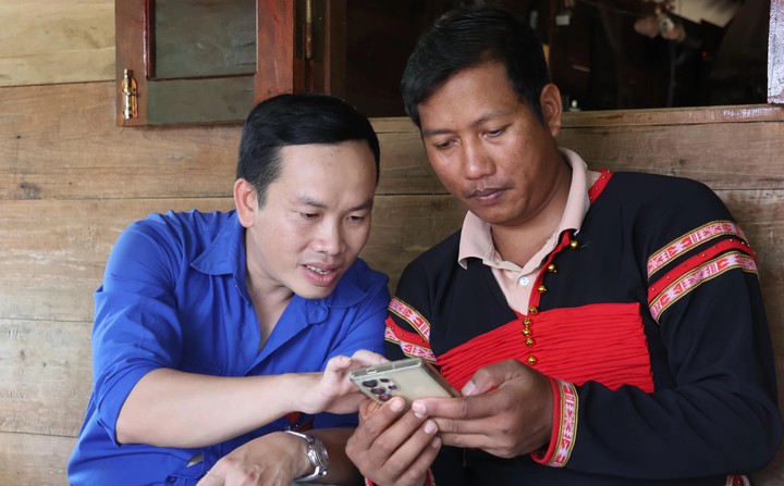"Làm giấy kết hôn, khai sinh cho con chỉ trong ít phút" nhờ những chiến sĩ áo xanh đưa dịch vụ công về tận buôn làng- Ảnh 1.
