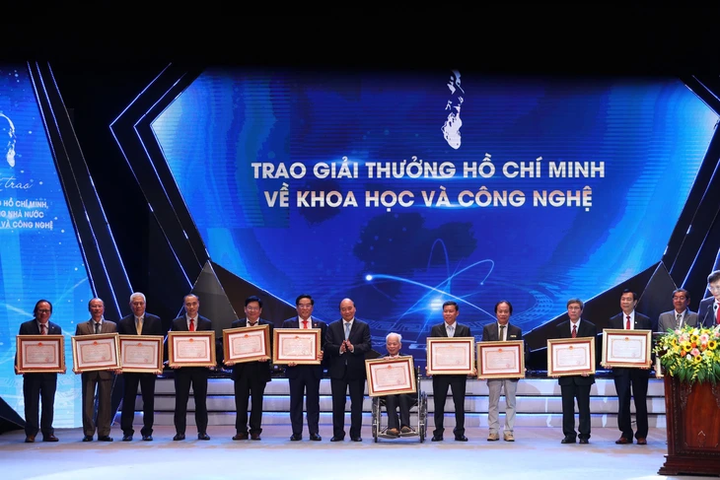 T&ocirc;n vinh những c&ocirc;ng tr&igrave;nh khoa học v&agrave; c&ocirc;ng nghệ c&oacute; gi&aacute; trị thực tiễn- Ảnh 1.