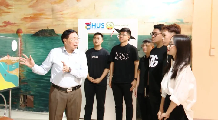 &ldquo;C&acirc;y đại thụ&rdquo; đ&atilde; đưa trầm t&iacute;ch luận Việt Nam vươn ra biển lớn- Ảnh 2.