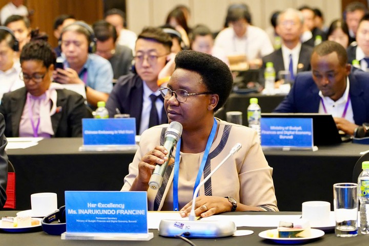 b&agrave; Inarukundo Francine, Thư k&yacute; Thường trực Bộ Ng&acirc;n s&aacute;ch, T&agrave;i ch&iacute;nh v&agrave; Kinh tế số Burundi ph&aacute;t biểu tại hội nghị.