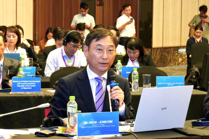 &Ocirc;ng Deuk-Jung Kim, Ph&oacute; Chủ tịch điều h&agrave;nh Cơ quan X&uacute;c tiến C&ocirc;ng nghiệp C&ocirc;ng nghệ th&ocirc;ng tin quốc gia H&agrave;n Quốc (NIPA) ph&aacute;t biểu tại hội nghị.