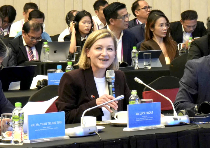 B&agrave; Lucy Poole, Ph&oacute; Tổng Gi&aacute;m đốc phụ tr&aacute;ch Chiến lược, Ch&iacute;nh s&aacute;ch v&agrave; Hiệu quả hoạt động, Cơ quan Chuyển đổi số Australia ph&aacute;t biểu tại hội nghị.
