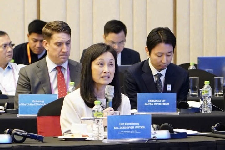 B&agrave; Jennifer Wicks, Đại sứ Hoa Kỳ tại Việt Nam ph&aacute;t biểu tại hội nghị.
