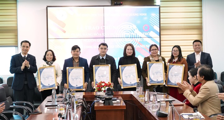 15 sản phẩm, h&agrave;ng h&oacute;a của Quảng Ninh được trao chứng nhận truy xuất nguồn gốc v&agrave; an to&agrave;n thực phẩm- Ảnh 2.