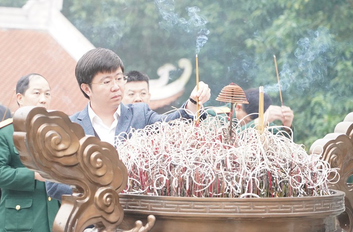 Đo&agrave;n c&ocirc;ng t&aacute;c Bộ Khoa học v&agrave; C&ocirc;ng nghệ d&acirc;ng hương tưởng niệm Chủ tịch Hồ Ch&iacute; Minh tại K9 Đ&aacute; Ch&ocirc;ng- Ảnh 1.