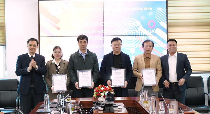 15 sản phẩm, h&agrave;ng h&oacute;a của Quảng Ninh được trao chứng nhận truy xuất nguồn gốc v&agrave; an to&agrave;n thực phẩm- Ảnh 1.