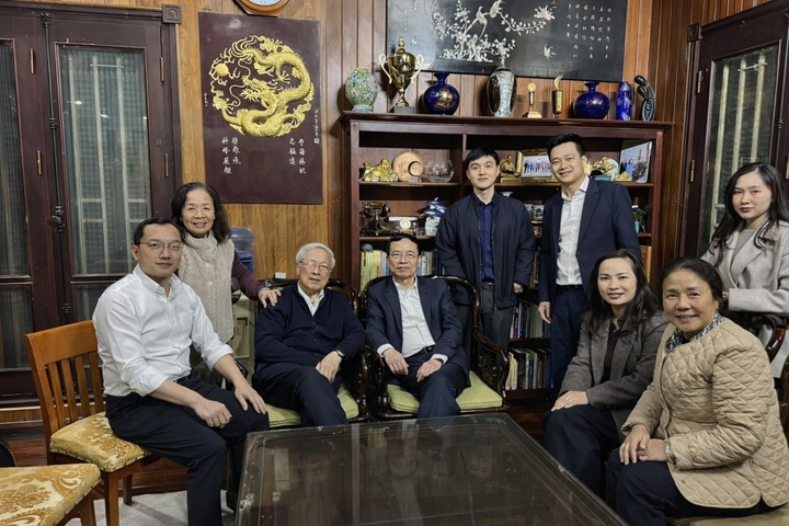 Bộ trưởng Nguyễn Mạnh H&ugrave;ng thăm v&agrave; ch&uacute;c Tết c&aacute;c đồng ch&iacute; nguy&ecirc;n Bộ trưởng - Ảnh 3.