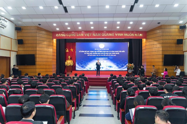 Vinh danh 22 t&aacute;c phẩm b&aacute;o ch&iacute; xuất sắc về KHCN, ĐMST, CĐS- Ảnh 4.