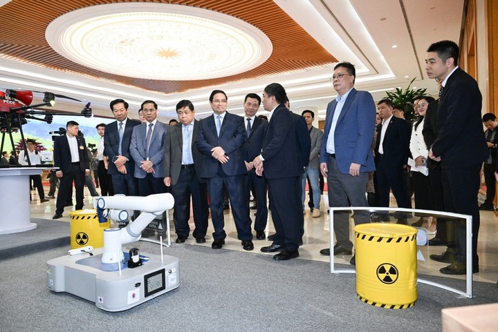 Viet Nam pioneers intelligent robots for nuclear safety - Ảnh 1.