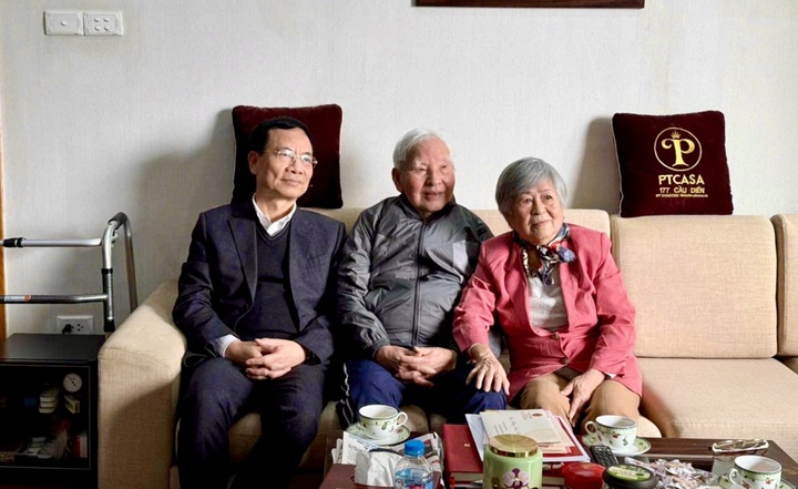 Bộ trưởng Nguyễn Mạnh H&ugrave;ng thăm v&agrave; ch&uacute;c Tết c&aacute;c đồng ch&iacute; nguy&ecirc;n Bộ trưởng - Ảnh 2.