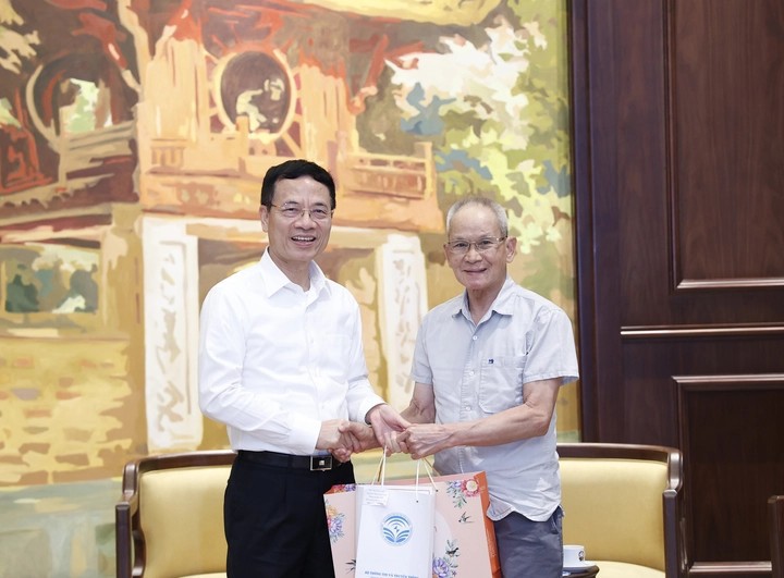 Bộ trưởng Nguyễn Mạnh H&ugrave;ng thăm v&agrave; ch&uacute;c Tết c&aacute;c đồng ch&iacute; nguy&ecirc;n Bộ trưởng - Ảnh 6.