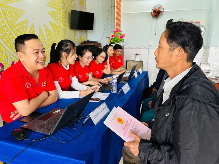 Gia Lai: Từ &ldquo;g&otilde; từng nh&agrave;&rdquo; đến số h&oacute;a to&agrave;n diện: Giải ph&aacute;p đưa dịch vụ c&ocirc;ng đến gần d&acirc;n- Ảnh 1.