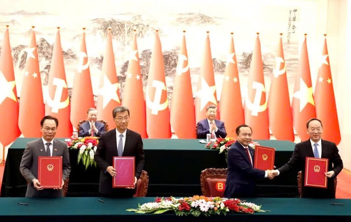 Top Vietnamese, Chinese leaders witness signing of numerous cooperation documents - Ảnh 2.