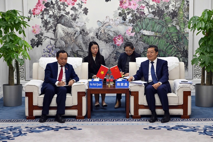 Bộ trưởng Bộ KH&CN Việt Nam Vũ Hải Quân làm việc với Thứ trưởng Bộ Khoa học và Công nghệ Trung Quốc Trần Gia Xương. Bộ trưởng Bộ KH&CN Việt Nam Vũ Hải Quân làm việc với Thứ trưởng Bộ Khoa học và Công nghệ Trung Quốc Trần Gia Xương.