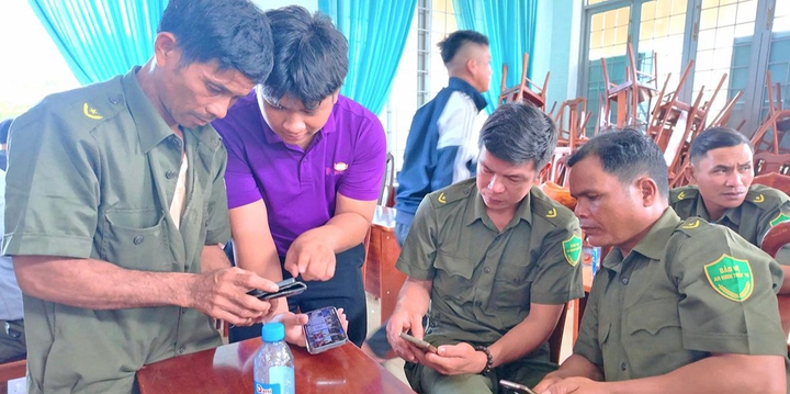 Những &ldquo;gi&aacute;o vi&ecirc;n b&igrave;nh d&acirc;n học vụ số&rdquo; ở cơ sở: Đưa c&ocirc;ng nghệ đến từng nếp nh&agrave;- Ảnh 1.