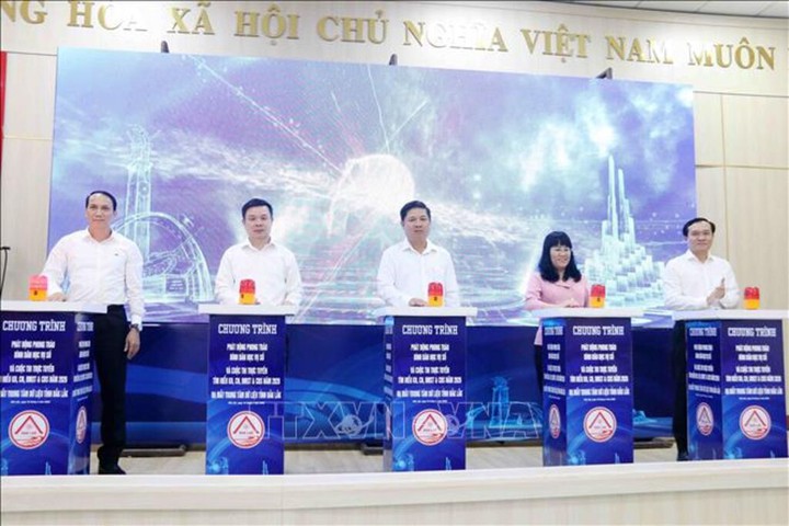 Đắk Lắk: B&igrave;nh d&acirc;n học vụ số - Để kh&ocirc;ng ai bị bỏ lại ph&iacute;a sau - Ảnh 2.