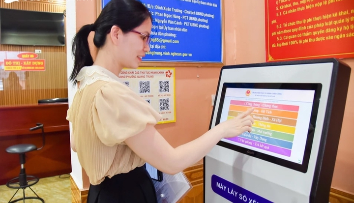 100% thủ tục h&agrave;nh ch&iacute;nh l&ecirc;n m&ocirc;i trường số: Nghệ An tăng tốc cải c&aacute;ch, hướng tới &ldquo;b&igrave;nh d&acirc;n học vụ số&rdquo; cho người d&acirc;n- Ảnh 1.