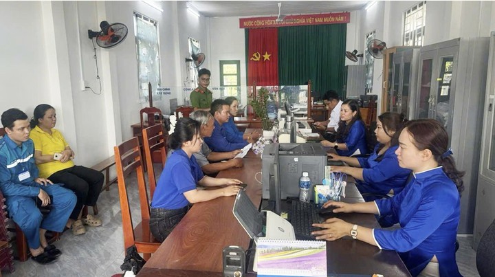 Từ phong tr&agrave;o B&igrave;nh d&acirc;n học vụ số, Kh&aacute;nh H&ograve;a đưa khoa học v&agrave; c&ocirc;ng nghệ đến gần người d&acirc;n - Ảnh 1.